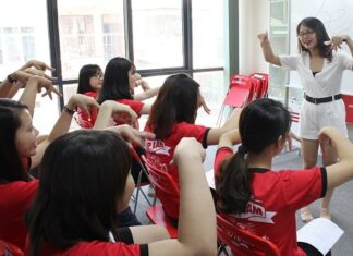 Ms Hoa giao tiếp